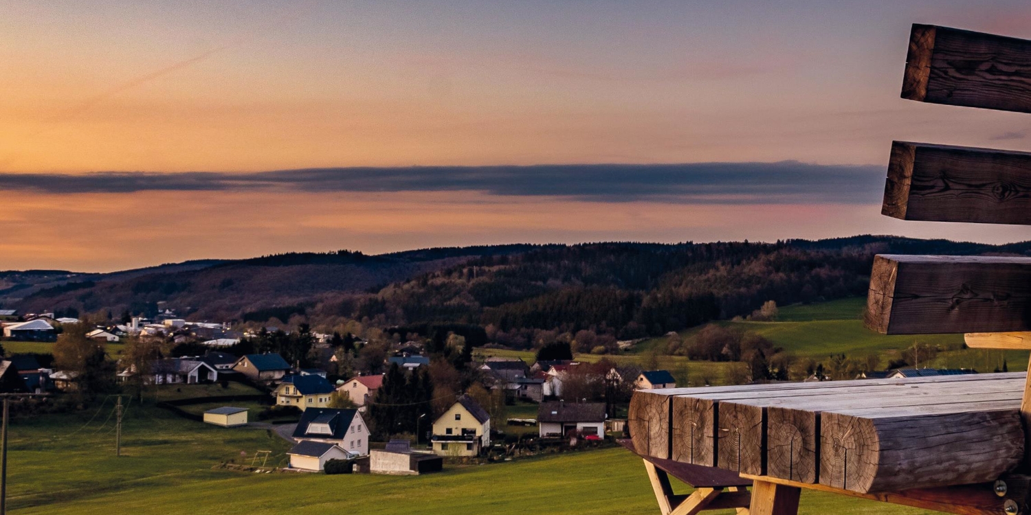 Die Eifelregion hat ungeahnte Reize – oberhalb der Ortsgemeinde, auf der Baumelbank in Kelberg-Köttelbach, können Besucher sich davon eindrucksvoll überzeugen lassen.