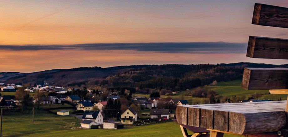 Die Eifelregion hat ungeahnte Reize – oberhalb der Ortsgemeinde, auf der Baumelbank in Kelberg-Köttelbach, können Besucher sich davon eindrucksvoll überzeugen lassen.