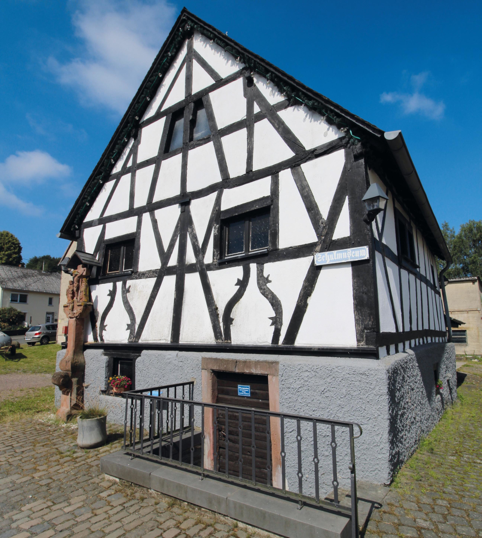 Das alte Backhaus mit dem Fachwerk wurde Überlieferungen nach um das Jahr 1760 erbaut. Es diente bis 1910 auch als Dorfschule. Nach einer umfassenden Sanierung befinden sich heute im Untergeschoss zwei alte Backöfen und im Obergeschoss das Schulmuseum.