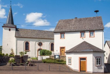 Die Oberstadtfelder Kirche wurde 1837 erbaut. An gleicher Stelle war bereits im 15. Jahrhunderteine zweischiffige Kirche entstanden, die 1836 einstürzte. © OG Oberstadtfeld