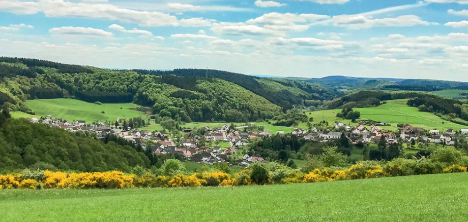 Die Hügellandschaft der Vulkaneifel bettet die Ortsgemeinde Oberstadtfeld förmlich ein. © OG Oberstadtfeld