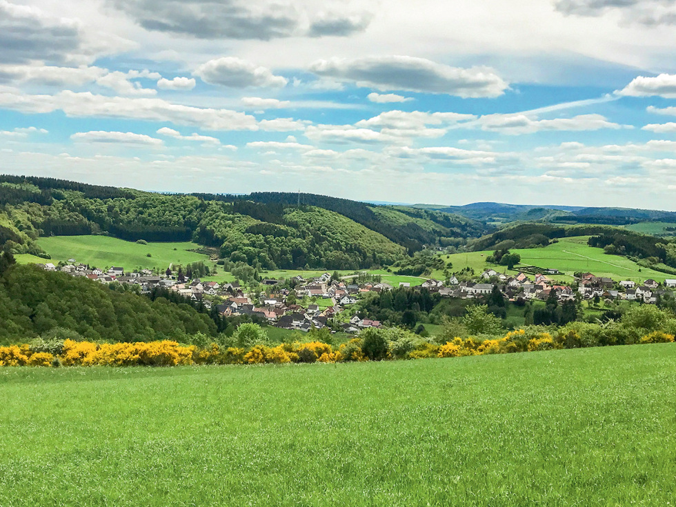 Die Hügellandschaft der Vulkaneifel bettet die Ortsgemeinde Oberstadtfeld förmlich ein. © OG Oberstadtfeld