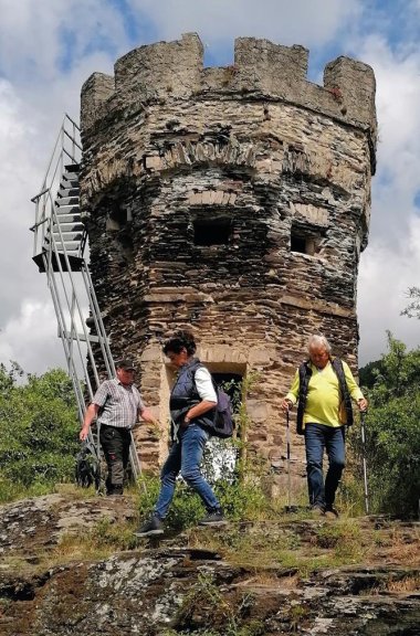 Nahe Hontheim erinnern die Reste der Entersburg an die lange Besiedlungsgeschichte der Region. Der Aussichtsturm „Steffenswarte“ wurde Ende des 19. Jahrhunderts erbaut.
