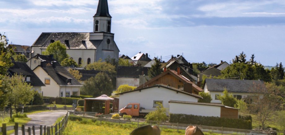 Ein Eifel-Dorf mit besten Aussichten: Hontheim blickt mit seinen rund 900 Einwohnern auf eine lange Geschichte zurück. Heute ist die Ortsgemeinde Ausgangspunkt attraktiver Wanderwege durch die faszinierende Landschaft der Eifel.