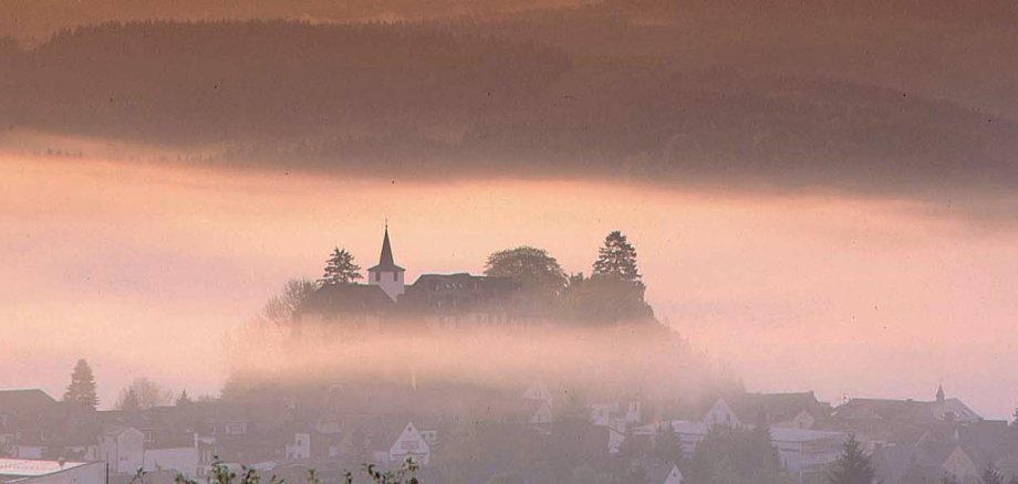 Stadt mit Lebensqualität: Inmitten von Maaren und grünen Hügeln liegt die alte Keltenfestung Daun – nicht nur für Romantiker eine Reise wert. Foto: Friedhelm Marder