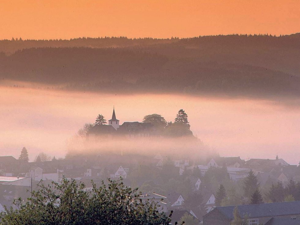 Stadt mit Lebensqualität: Inmitten von Maaren und grünen Hügeln liegt die alte Keltenfestung Daun – nicht nur für Romantiker eine Reise wert. Foto: Friedhelm Marder