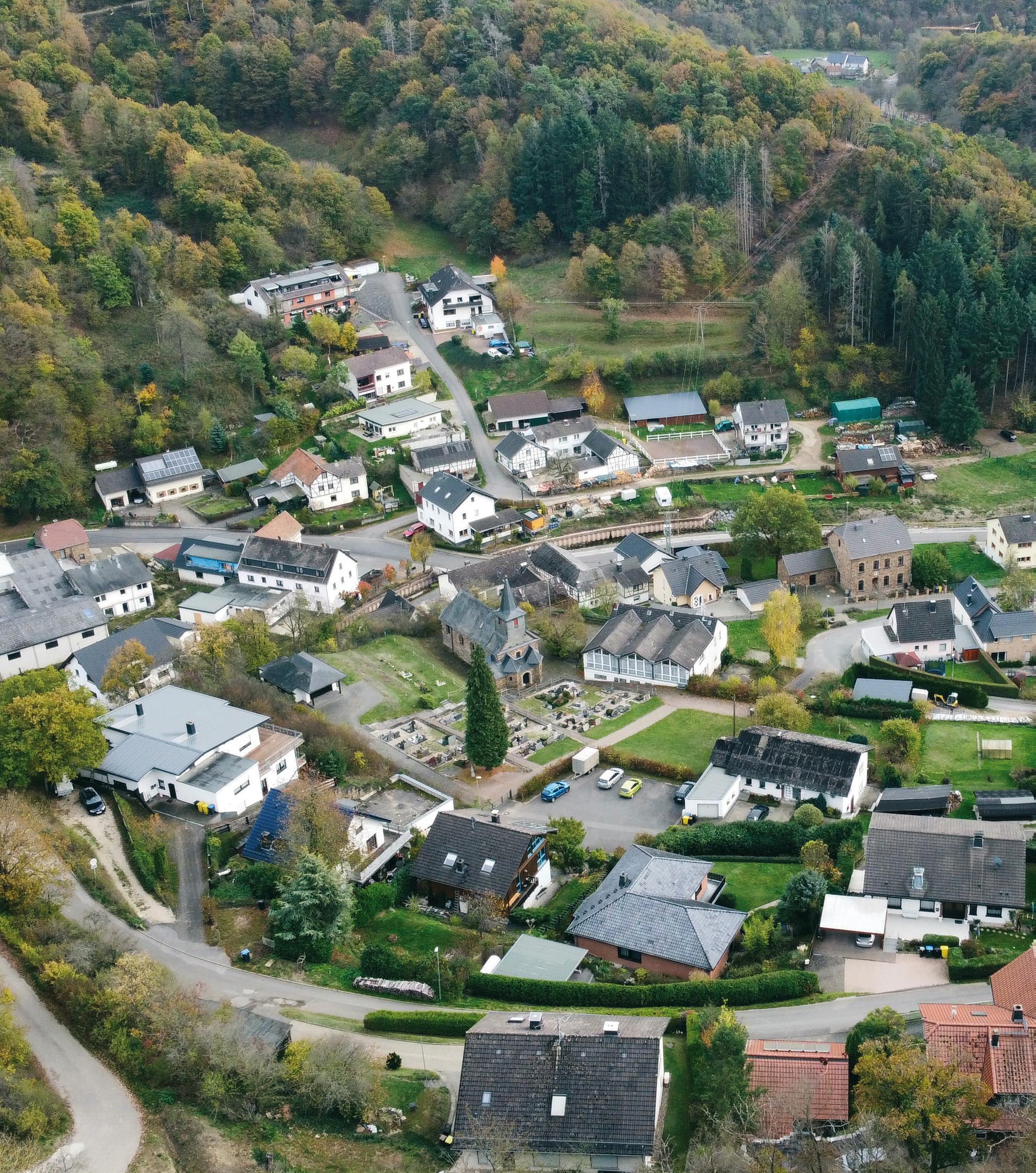 Am Sahrbach in einem Seitenteil der Mittelahr liegt die Ortsgemeinde Kirchsahr.