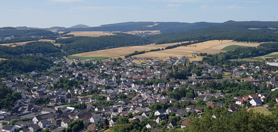 Vom Bausenberg aus, dem Hausberg von Niederzissen, bietet sich eine großartige Weitsicht über die Gemeinde und die umliegenden Hügel der Osteifel. © Ortsgemeinde Niederzissen 