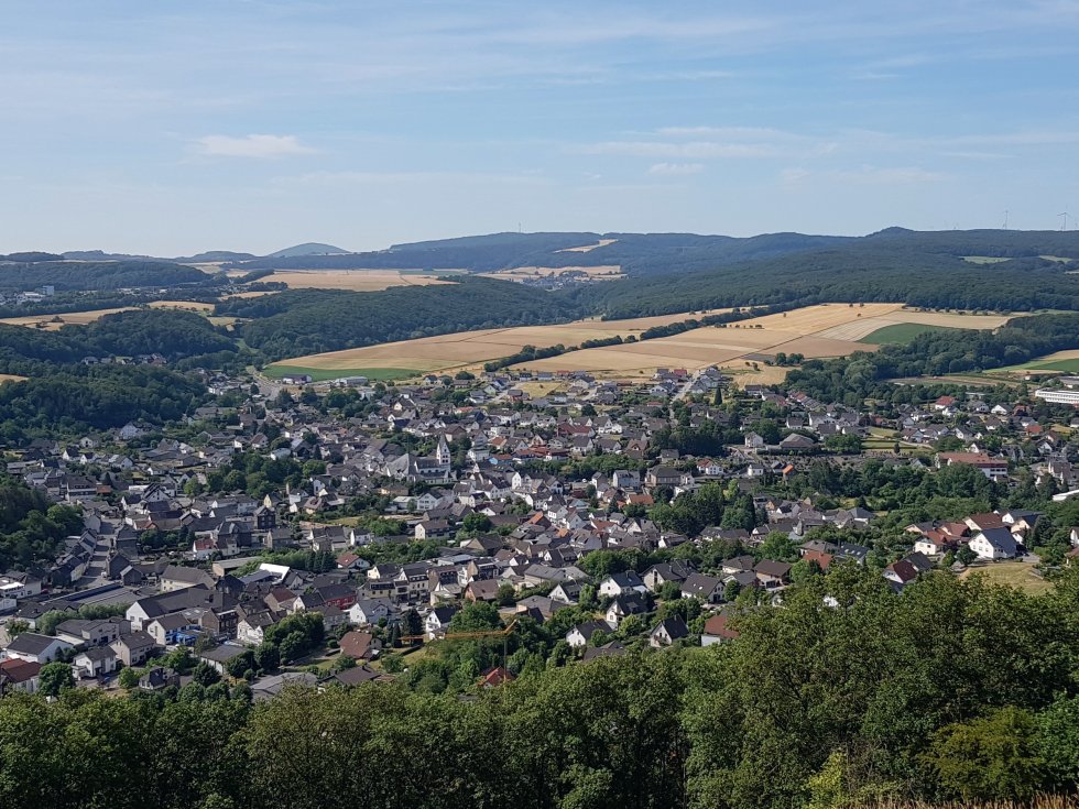 Vom Bausenberg aus, dem Hausberg von Niederzissen, bietet sich eine großartige Weitsicht über die Gemeinde und die umliegenden Hügel der Osteifel. © Ortsgemeinde Niederzissen 