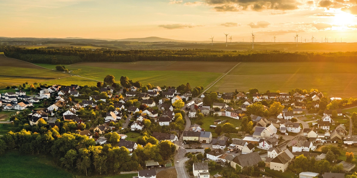 Von der Sonne gesegnet – nicht nur zur Abendzeit. In der Ortsgemeinde Keidelheim wird Energiegewinnung mit einer Photovoltaikanlage praktisch umgesetzt.