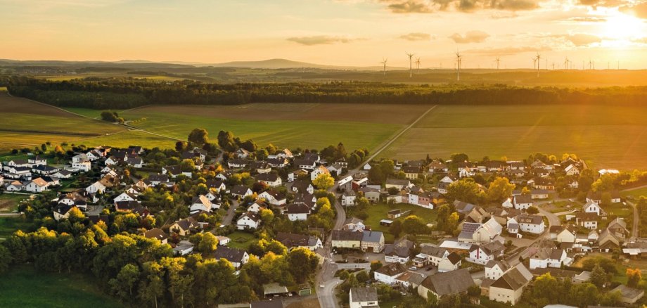 Von der Sonne gesegnet – nicht nur zur Abendzeit. In der Ortsgemeinde Keidelheim wird Energiegewinnung mit einer Photovoltaikanlage praktisch umgesetzt.