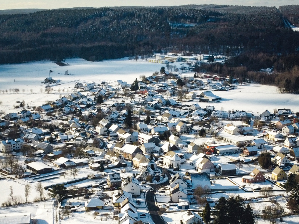 Winterliches Bruchweiler: Die Nationalparkgemeinde liegt mitten im Hunsrück. Die 540 Einwohner stehen für ein lebendiges Miteinander und ein hohes ehrenamtliches Engagement. Foto: Peter Lersch