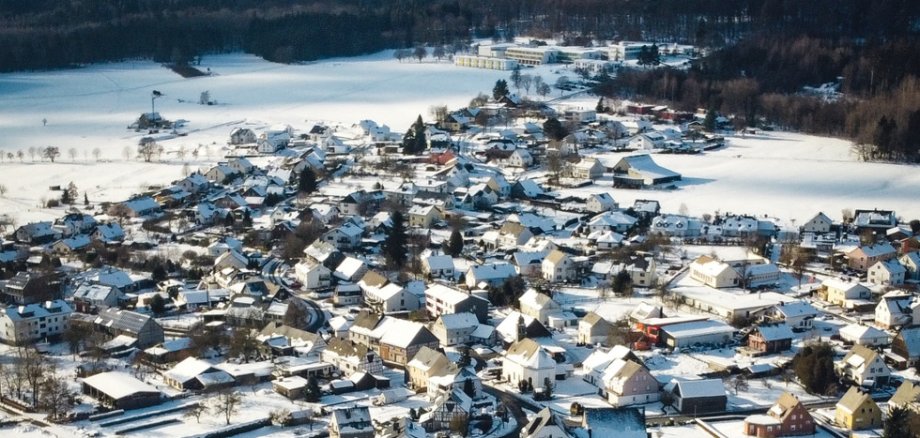 Winterliches Bruchweiler: Die Nationalparkgemeinde liegt mitten im Hunsrück. Die 540 Einwohner stehen für ein lebendiges Miteinander und ein hohes ehrenamtliches Engagement. Foto: Peter Lersch