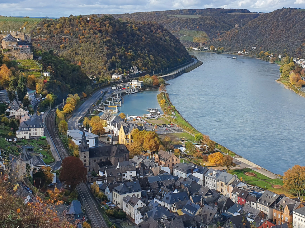 Blick vom Wackenberg: Im Tal liegt St. Goar am Fuße der Burg Rheinfels. An spektakulären Aussichten mangelt es der neuen Verbandsgemeinde Hunsrück-Mittelrhein keineswegs. ©TI Hunsrück-Mittelrhein