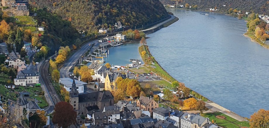 Blick vom Wackenberg: Im Tal liegt St. Goar am Fuße der Burg Rheinfels. An spektakulären Aussichten mangelt es der neuen Verbandsgemeinde Hunsrück-Mittelrhein keineswegs. ©TI Hunsrück-Mittelrhein