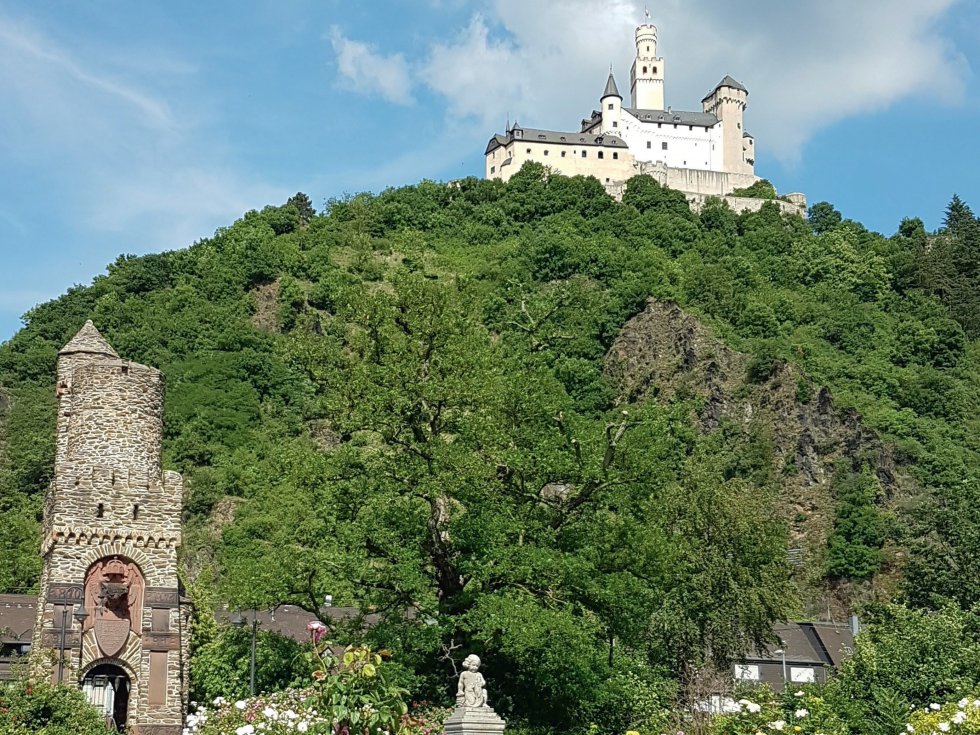 Unterhalb der imposanten Marksburg liegt das mittelalterliche Städtchen Braubach. © Foto: Joachim Müller