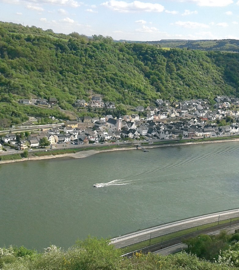 Das Bild zeigt die Ortsgemeinde Kestert aus der Luft.