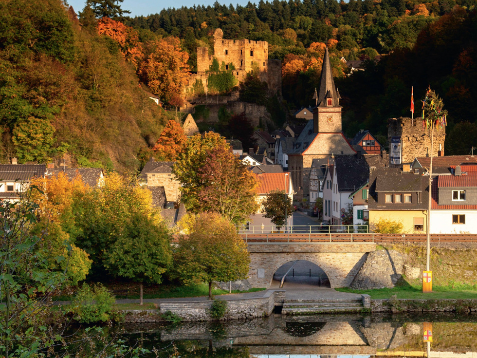 Über Ortsgemeinde und Lahn thronen die Reste von Burg Balduinstein. Einst vom Erzbischof Balduin von Trier errichtet, dient das ehrwürdige Gemäuer heute als Veranstaltungsort und Sehenswürdigkeit. Bild: OG Balduinstein
