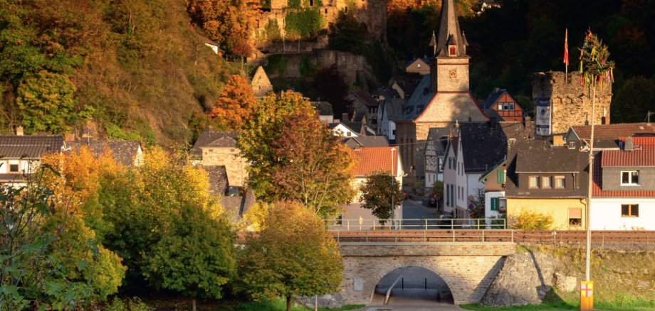 Über Ortsgemeinde und Lahn thronen die Reste von Burg Balduinstein. Einst vom Erzbischof Balduin von Trier errichtet, dient das ehrwürdige Gemäuer heute als Veranstaltungsort und Sehenswürdigkeit. Bild: OG Balduinstein