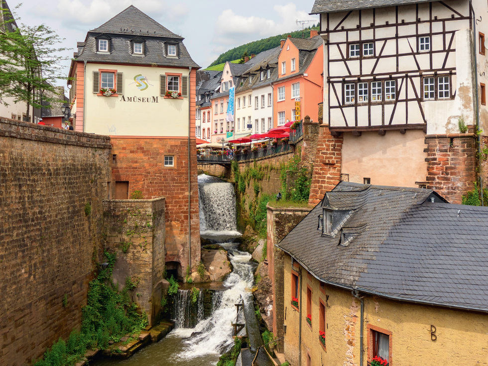 Die Leuk stürzt in einem Wasserfall 17 Meter in die Tiefe – und das mitten in der Saarburger Altstadt. In direkter Nachbarschaft befindet sich auch der Hauptsitz der Verwaltung am Schlossberg. Foto: Pressestelle Verbandsgemeinde Saarburg-Kell/Costin Dobai
