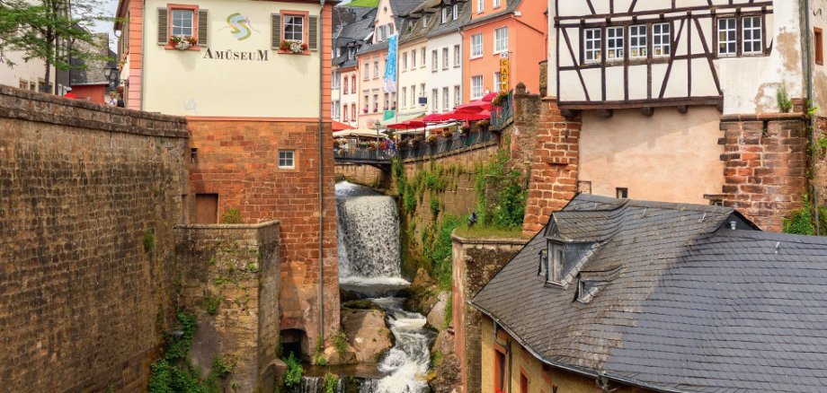 Die Leuk stürzt in einem Wasserfall 17 Meter in die Tiefe – und das mitten in der Saarburger Altstadt. In direkter Nachbarschaft befindet sich auch der Hauptsitz der Verwaltung am Schlossberg. Foto: Pressestelle Verbandsgemeinde Saarburg-Kell/Costin Dobai