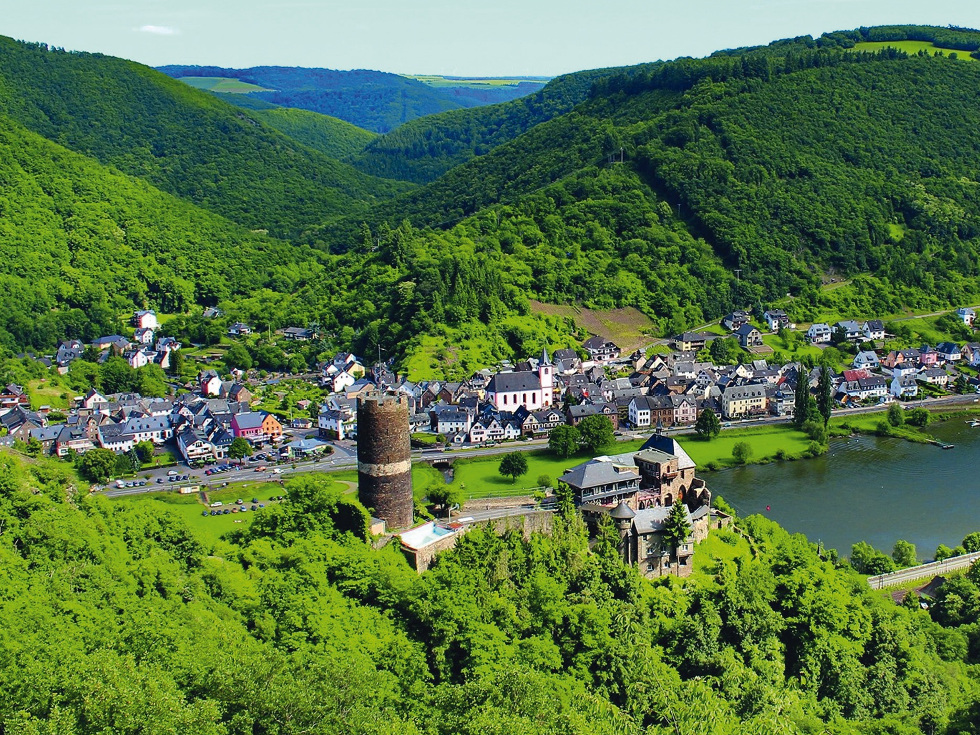 Mehr Mosel geht nicht: Blick auf die Ortsgemeinde Burgen, vom gegenüberliegenden Ufer aus gesehen. Vorne im Bild befindet sich die Burg Bischofstein.