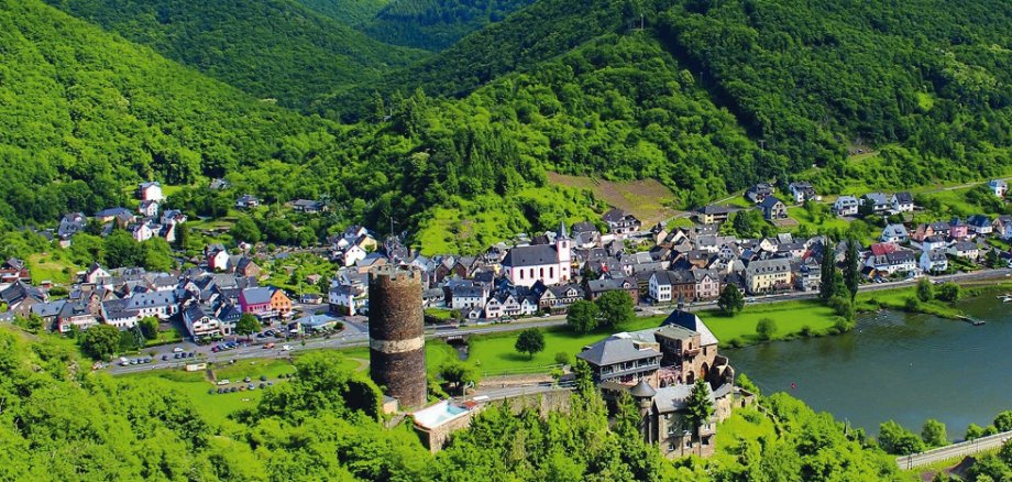 Mehr Mosel geht nicht: Blick auf die Ortsgemeinde Burgen, vom gegenüberliegenden Ufer aus gesehen. Vorne im Bild befindet sich die Burg Bischofstein.