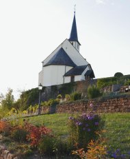 Oberhalb von Igel schmiegt sich die alte Pfarrkirche in die Rebenhänge. Ihr Bau wurde 1256 abgeschlossen.