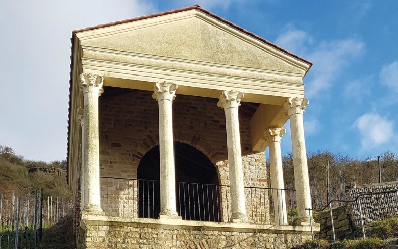 Das „Grutenhäuschen“ ist eine römische Urnengrabkammer aus dem 3. Jahrhundert. Sie liegt etwas außerhalb von Igel in den Weinbergen und wird als Standesamt genutzt.