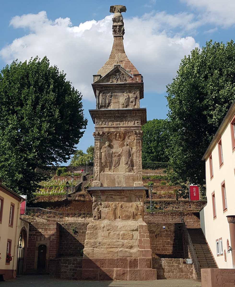 Prunkstück der Ortsgemeinde und bedeutendes Relikt aus römischen Tagen: Die „Igeler Säule“ ist das besterhaltene Pfeilergrabmal nördlich der Alpen und Anziehungspunkt für Touristen.