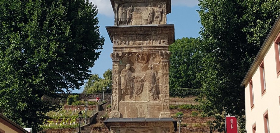 Prunkstück der Ortsgemeinde und bedeutendes Relikt aus römischen Tagen: Die „Igeler Säule“ ist das besterhaltene Pfeilergrabmal nördlich der Alpen und Anziehungspunkt für Touristen.