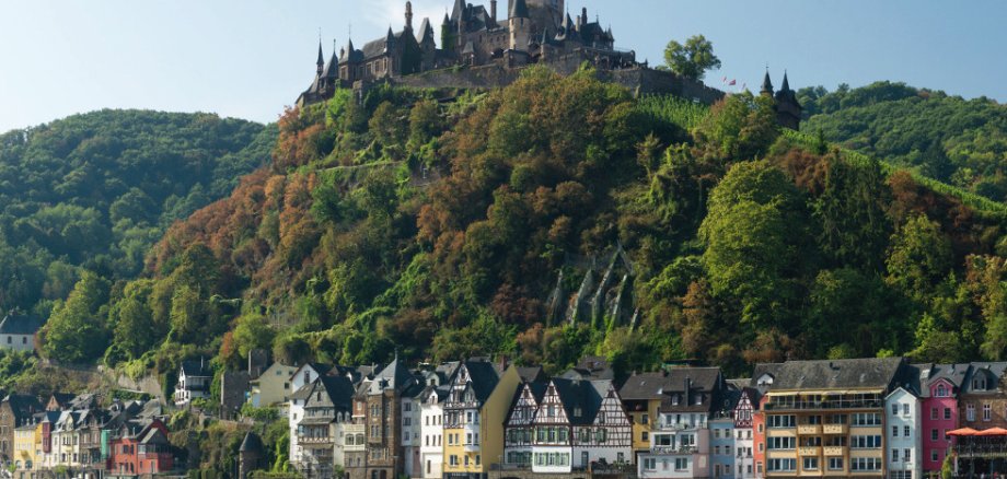 Unübersehbar Cochem: Die Reichsburg hoch über der Stadt gibt eindrucksvoll Auskunft von der historischen Bedeutung der Moselmetropole. / ©  Tourist-Information Ferienland Cochem