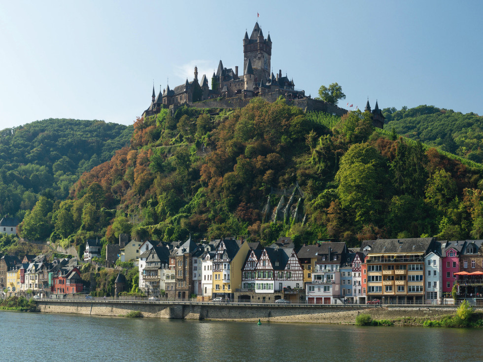 Unübersehbar Cochem: Die Reichsburg hoch über der Stadt gibt eindrucksvoll Auskunft von der historischen Bedeutung der Moselmetropole. / ©  Tourist-Information Ferienland Cochem