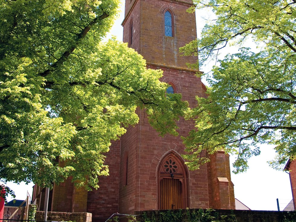 Grün und erhaben: In der Ortsgemeinde Altrich genießt neben der Pfarrkirche St. Andreas auch die Natur eine hohe Wertschätzung – die Hälfte des Baumbestands im Gemeindewald ist über 100 Jahre alt. Rechte: OG Altrich