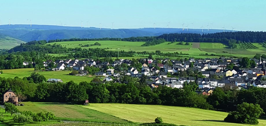 Die Doppelgemeinde Maring-Noviand liegt bezaubernd im Urstromtal der Mosel. Schon die Römer bauten hier Wein an. © Klaus Becker