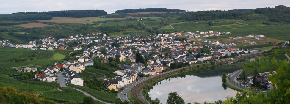 Eine enge Schleife an der Obermosel prägt die Lage des Dorfes an der luxemburgischen Grenze. / © Jürgen Boie