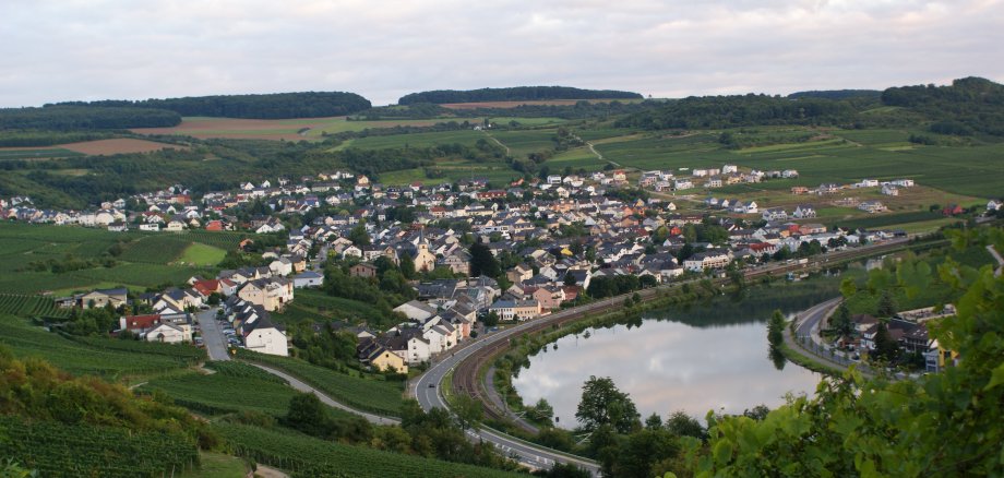 Eine enge Schleife an der Obermosel prägt die Lage des Dorfes an der luxemburgischen Grenze. / © Jürgen Boie