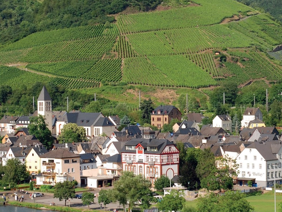 Bullay wurde 1150 gegründet und zählt heute zu den bedeutendsten Ortsgemeinden an der Mosel. Mit dem stetigen Bevölkerungswachstum entstand auch ein blühender Tourismuszweig. © OG Bulay