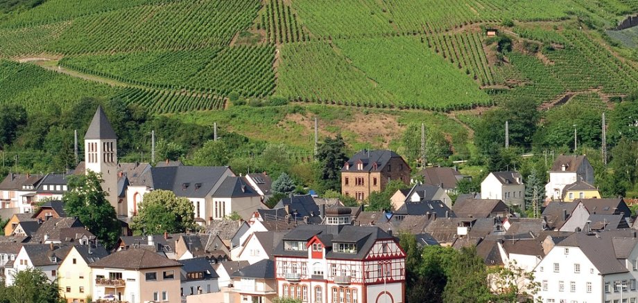 Bullay wurde 1150 gegründet und zählt heute zu den bedeutendsten Ortsgemeinden an der Mosel. Mit dem stetigen Bevölkerungswachstum entstand auch ein blühender Tourismuszweig. © OG Bulay