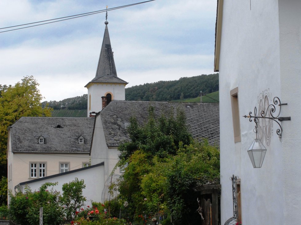 Rund um den historischen Ortskern – vorn das Beethovenhaus – vollziehen sich wichtige Entwicklungsschritte in Köwerich. Foto: Matthias Röcke 