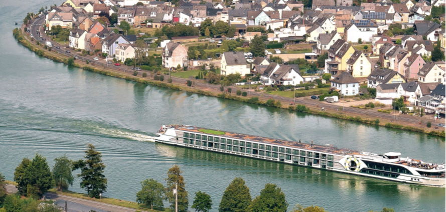 Blick auf die Ortsgemeinde Oberfell und die Mosel.