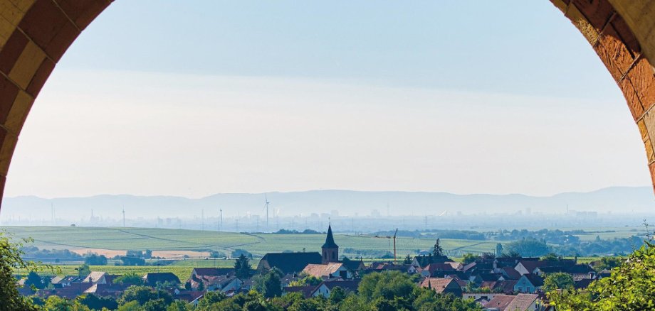 Blick auf Sausenheim: Der Stadtteil von Grünstadt ist geprägt vom Weinbau und lockt mit seiner alljährlich im August stattfindenden Kerwe die Besucher an.