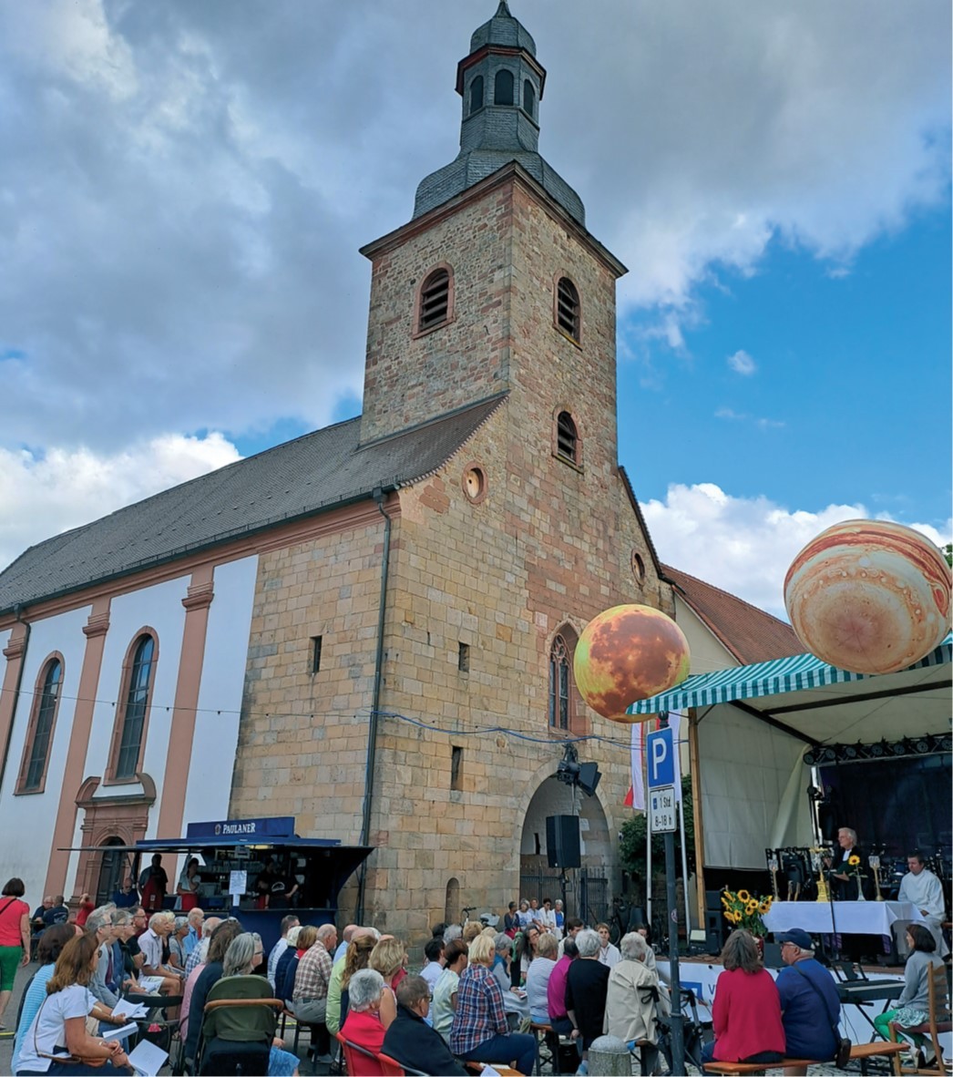 Das Foto zeigt die einen Gottesdienst vor der St. Michael Kirche in Klingenmünster.