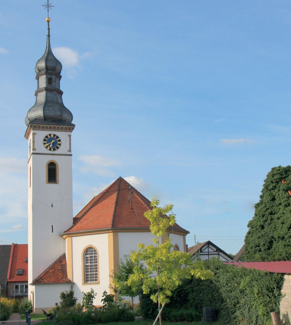 Seit 1979 ziert die protestantische Martinskirche in Gönnheim eine beeindruckende Doppelzwiebelspitze. Erbaut wurde die Kirche im 16. Jahrhundert.