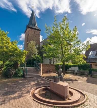 Die Marienkirche von Rodalben ist die erste Pfarrkirche der Stadt. Erbaut wurde sie um 1360. Der hervorragend erhaltene romanische Turm hat die Jahrhunderte überdauert.