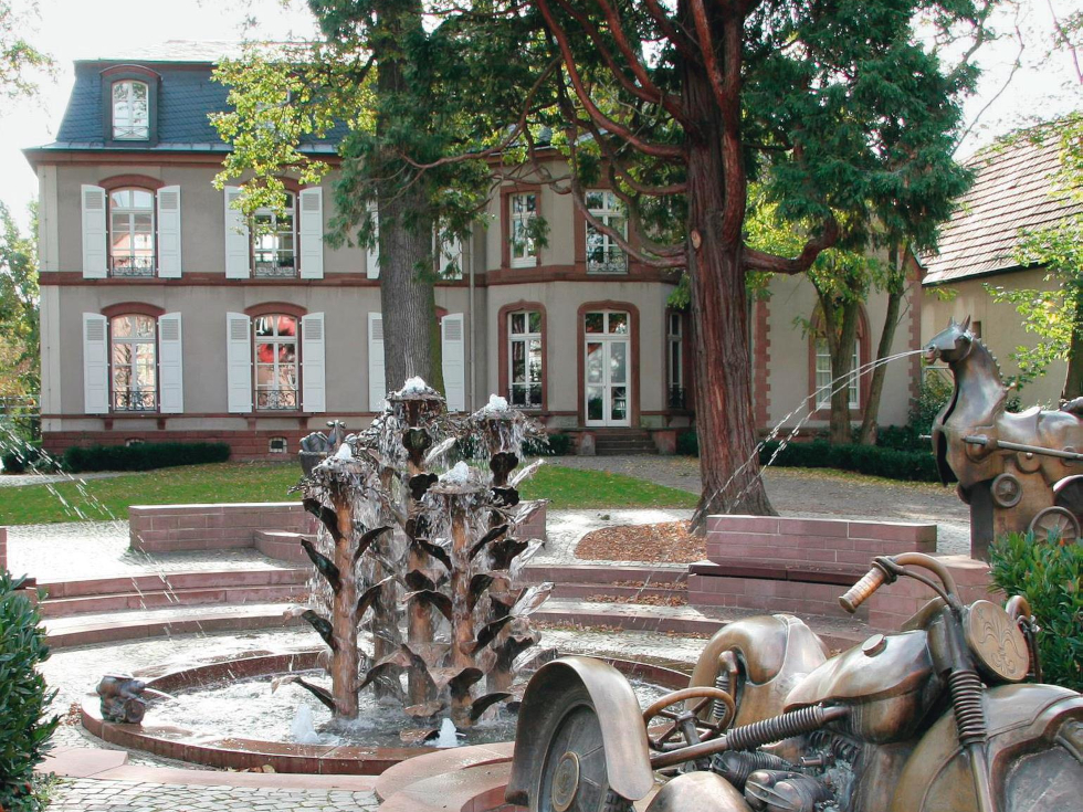 In der Ortsmitte von Herxheim liegt die Villa Wieser: Das im Stile eines französischen Landschlösschens errichtete Gebäude stammt aus dem 19. Jahrhundert und beherbergt neben einem Konzertsaal auch eine renommierte Kunstschule.