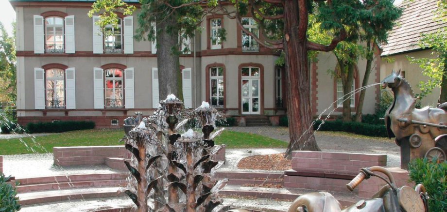 In der Ortsmitte von Herxheim liegt die Villa Wieser: Das im Stile eines französischen Landschlösschens errichtete Gebäude stammt aus dem 19. Jahrhundert und beherbergt neben einem Konzertsaal auch eine renommierte Kunstschule.