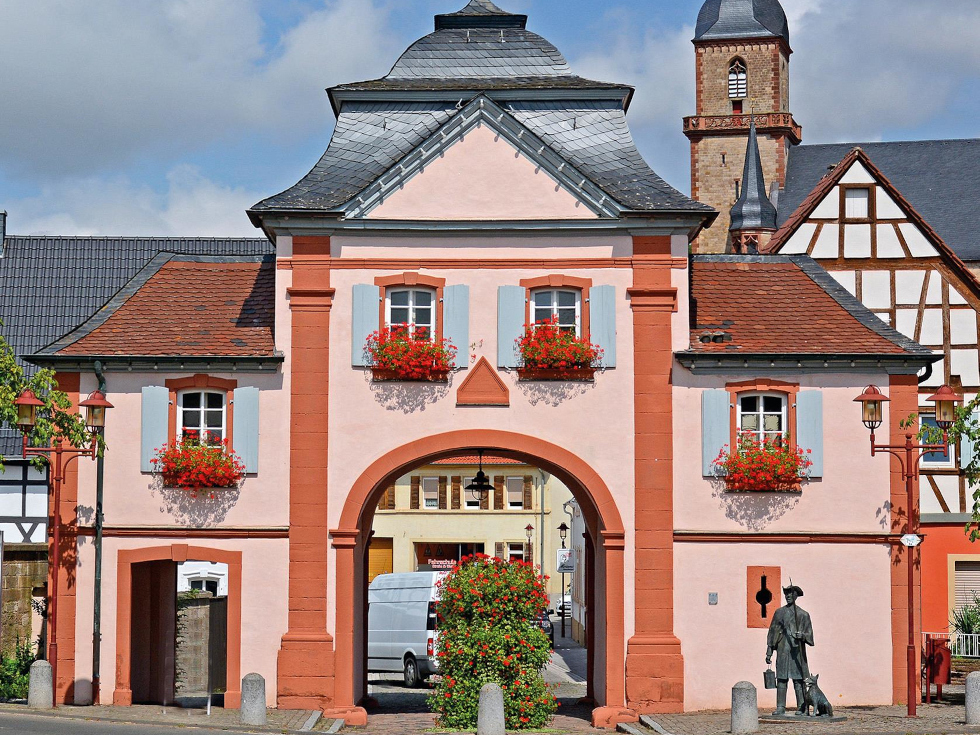 Das Tor samt Gebäude an der Straße nach Kerzenheim wurde 1776 erbaut. Heute dienen seine Räume unter dem Namen „Kleine Galerie im Kerzenheimer Tor“ als Ausstellungsort für Kunst.