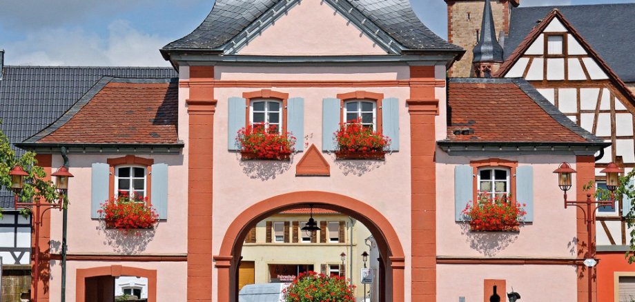 Das Tor samt Gebäude an der Straße nach Kerzenheim wurde 1776 erbaut. Heute dienen seine Räume unter dem Namen „Kleine Galerie im Kerzenheimer Tor“ als Ausstellungsort für Kunst.