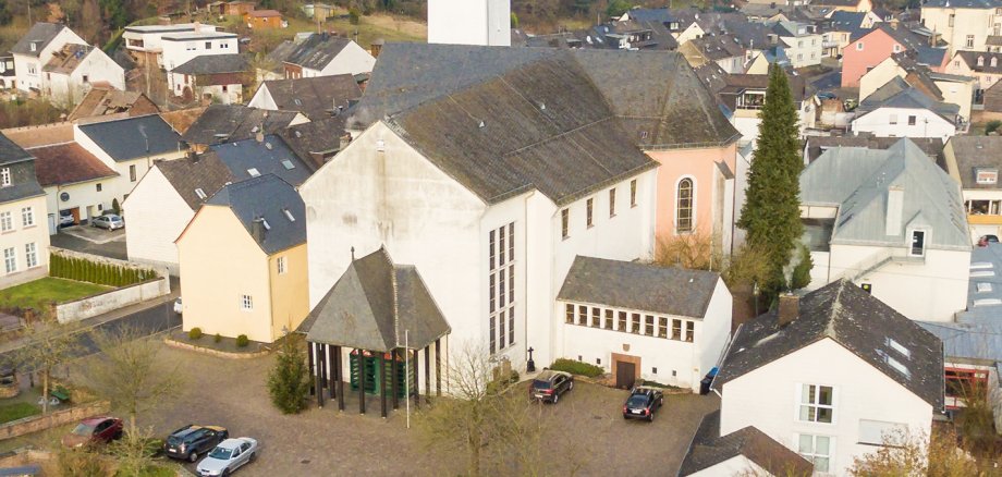 Ortsmittelpunkt in Föhren: Die Kirche mit Park. / © Luftbild54.de